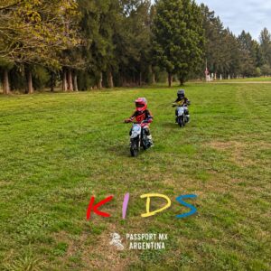 Clase de Motocross para niño con moto y equipo PMXA