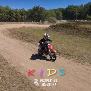 Clase de Motocross para niño con moto y equipo propio